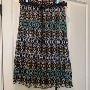 Size M calf length skirt.